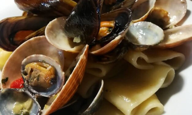 PACCHERI DI PASTA DI GRAGNANO CON FRUTTI DI MARE (FASOLARI, VONGOLE E COZZE)