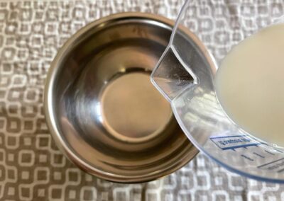 Preparazione latticello: versiamo il latte