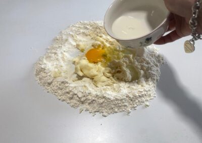 Aggiungi l'uovo intero e poi il latte, entrambi a temperatura ambiente