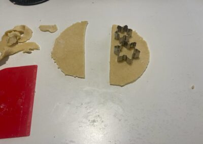 Appoggia le formine nella pastafrolla per ottenere dei biscotti