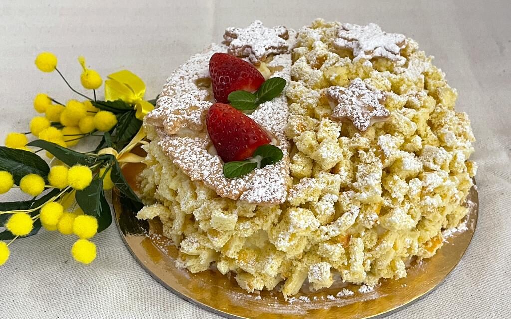 TORTA MIMOSA RIVISITATA CON FRAGOLE (PASTA BISCUIT FARCITA A STRATI)