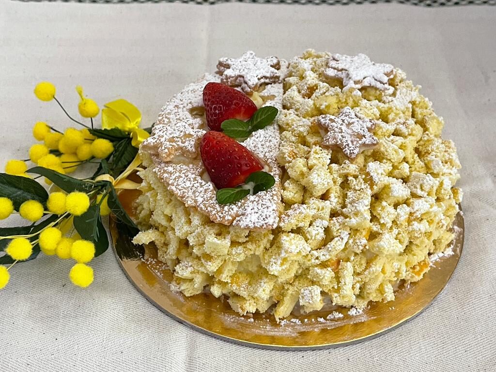 Torta mimosa rivisitata con fragole