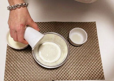 versate lo yogurt in una ciotola