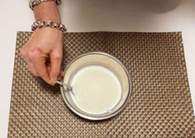 Mescolate il latticello e fatelo riposare per 30 minuti