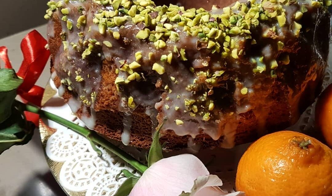 CIAMBELLA AL MANDARINO CON GLASSA AL CIOCCOLATO BIANCO E PISTACCHI