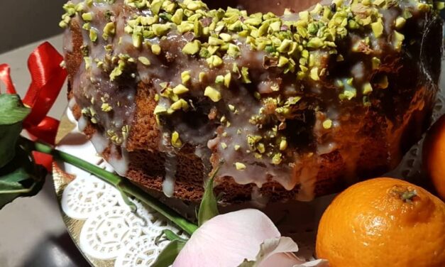 CIAMBELLA AL MANDARINO CON GLASSA AL CIOCCOLATO BIANCO E PISTACCHI