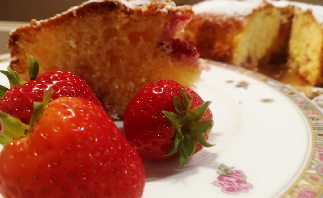 TORTA SOFFICE CON FRAGOLE E YOGURT DELLA MONICA