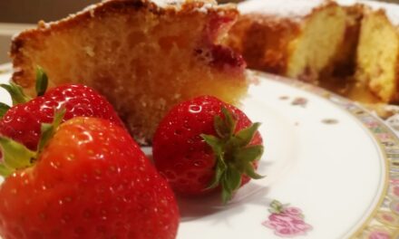 TORTA SOFFICE CON FRAGOLE E YOGURT DELLA MONICA