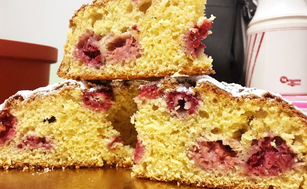 TORTA SOFFICE CON LAMPONI E YOGURT
