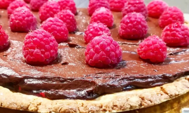 CROSTATA DELLA MONICA CON MARMELLATA DI LAMPONI E GANACHE AL CIOCCOLATO