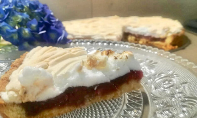 CROSTATA MERINGATA CON MARMELLATA DI LAMPONI DELLA MONICA