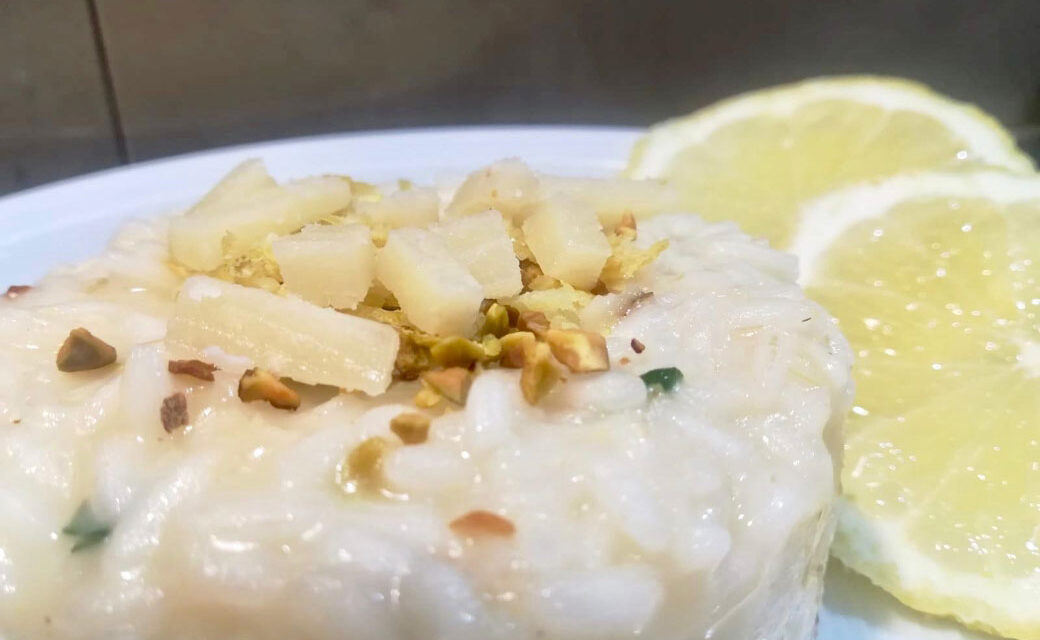 RISOTTO AL CEDRO DELLA MONICA CON PISTACCHI TOSTATI E SCAGLIE DI PARMIGIANO