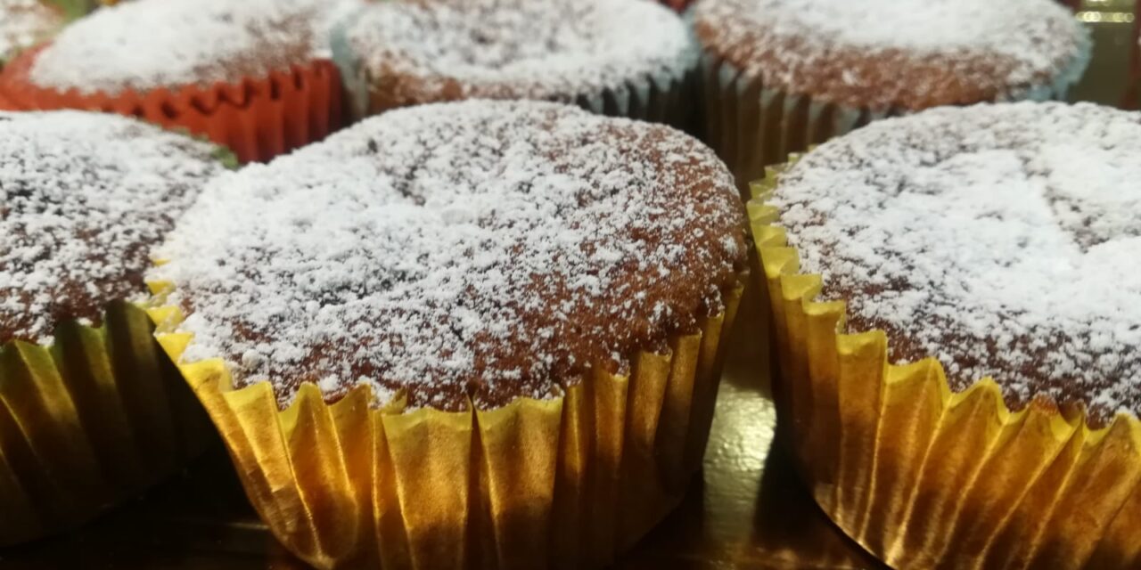 MUFFIN CON PANNA E MARMELLATA DI ALBICOCCHE DELLA MONICA