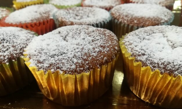 MUFFIN CON PANNA E MARMELLATA DI ALBICOCCHE DELLA MONICA