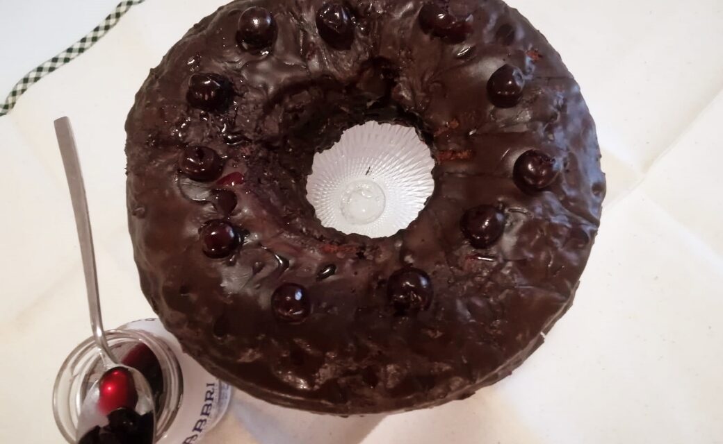 TORTA AL CIOCCOLATO CON CREMA AL MASCARPONE E AMARENE DELLA MONICA