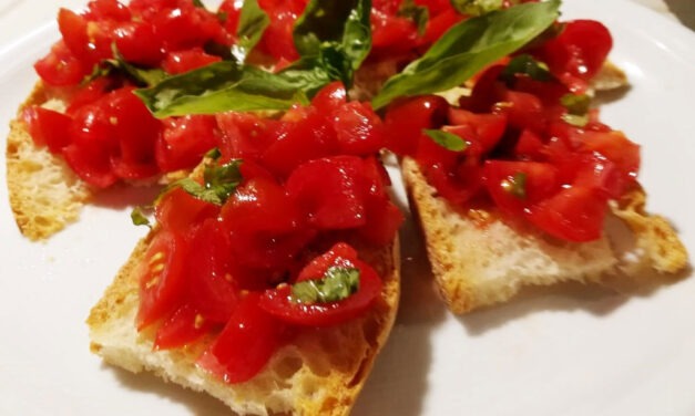 CROSTINI CON POMODORINI E BASILICO DELLA MONICA