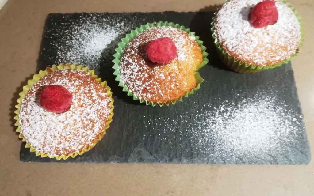 MUFFIN AL CIOCCOLATO BIANCO E LAMPONI DELLA MONICA