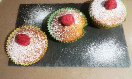 MUFFIN AL CIOCCOLATO BIANCO E LAMPONI DELLA MONICA