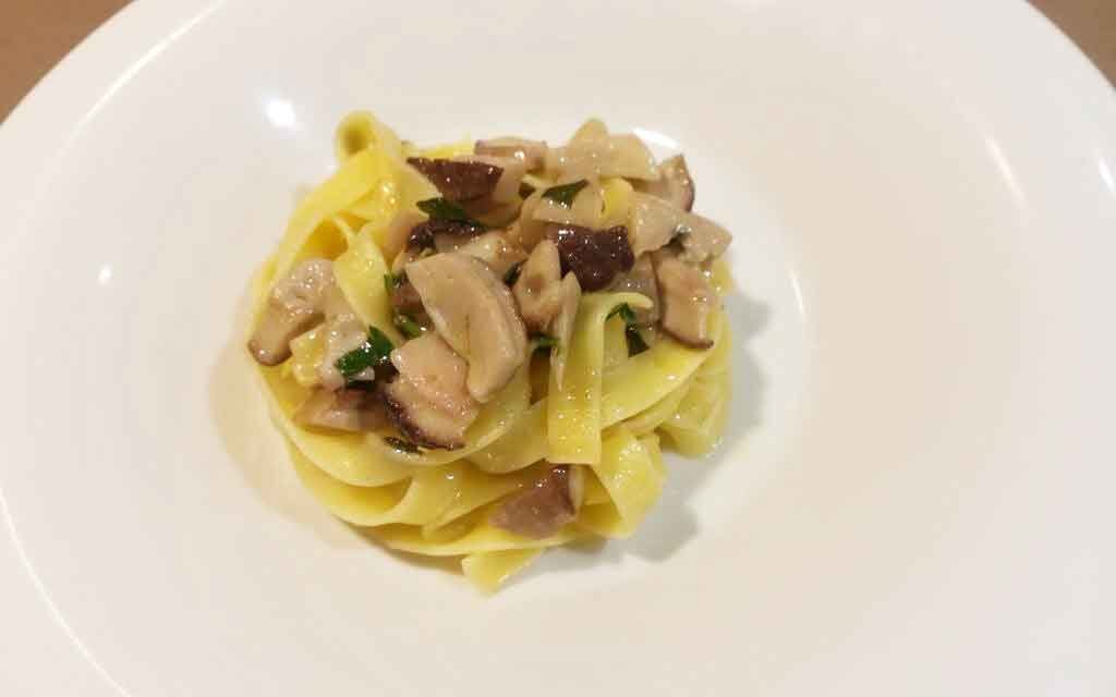 TAGLIATELLE ALL’UOVO CON FUNGHI PORCINI FRESCHI DELLA MONICA