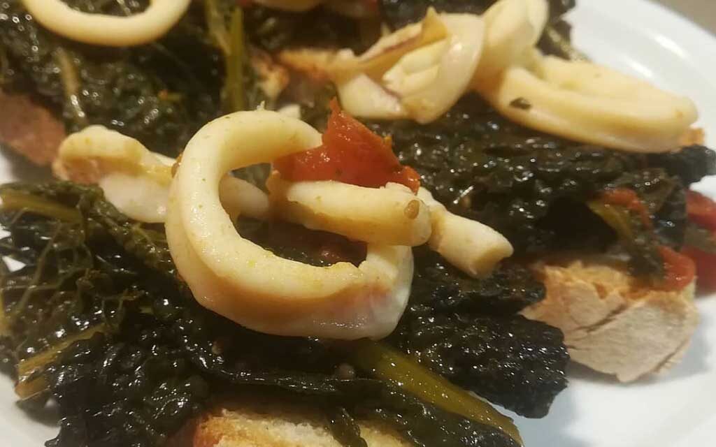 CROSTONI DELLA MONICA CON TOTANI FRESCHI E CAVOLO NERO