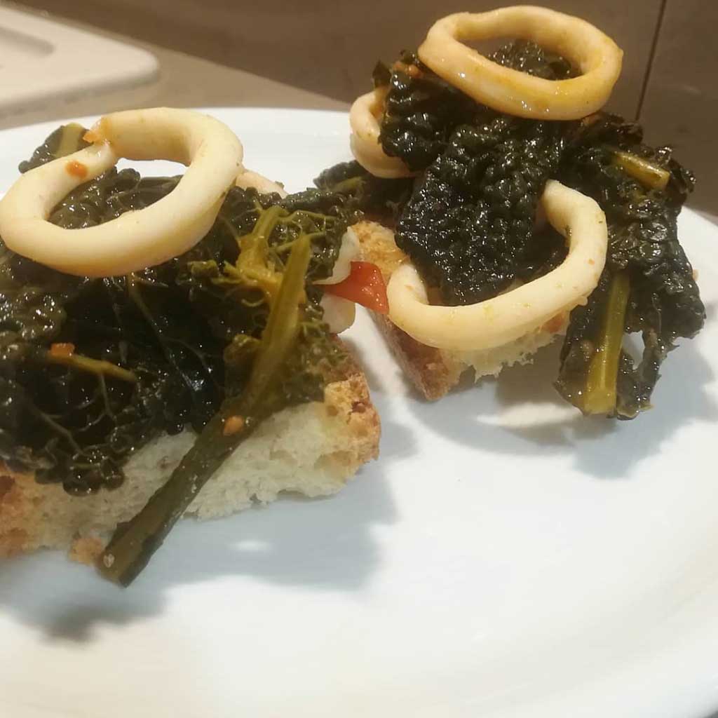 Crostoni della Monica con totani freschi e cavolo nero