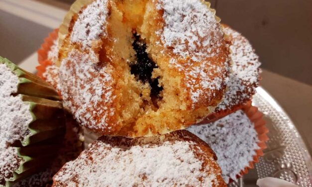 MUFFIN SOFFICI CON MARMELLATA AI FRUTTI DI BOSCO DELLA MONICA