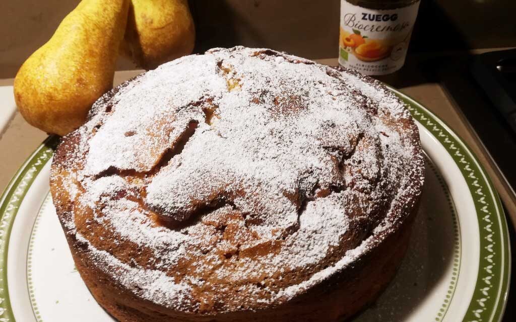 TORTA SOFFICE ALLE PERE CON CREMA E MARMELLATA DELLA MONICA