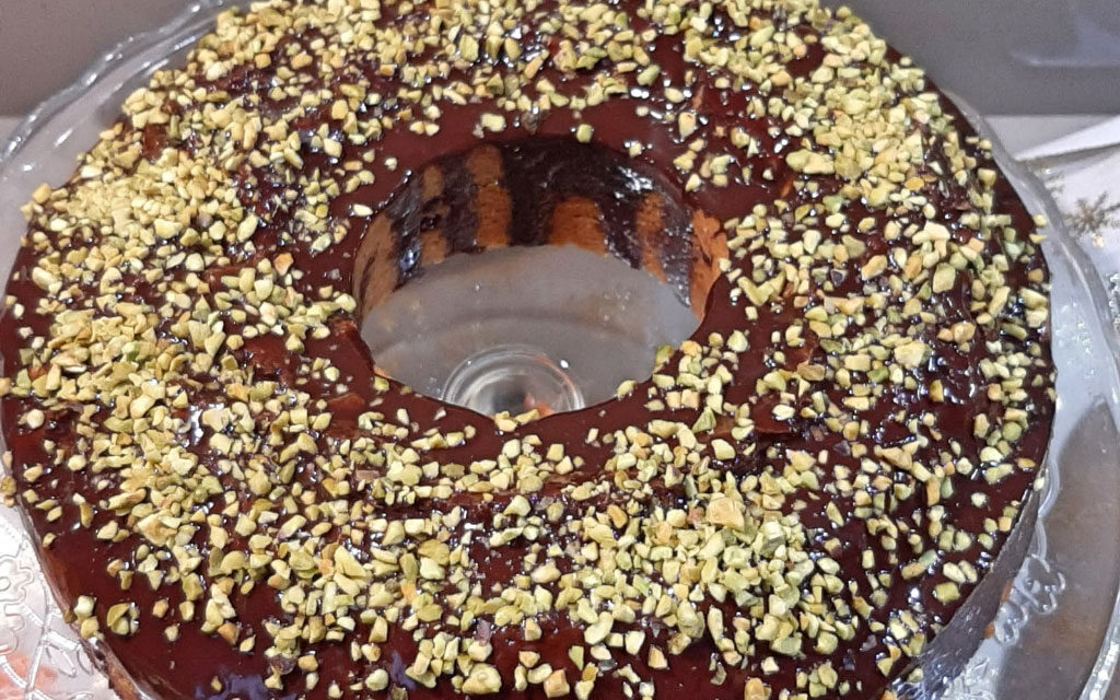 CIAMBELLA SOFFICE CON FRAGOLE E GANACHE AL CIOCCOLATO DELLA MONICA