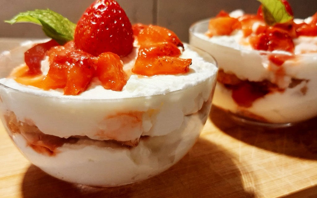 COPPETTE DI TIRAMISÙ CON CREMA DI MASCARPONE E FRAGOLE SENZA UOVA
