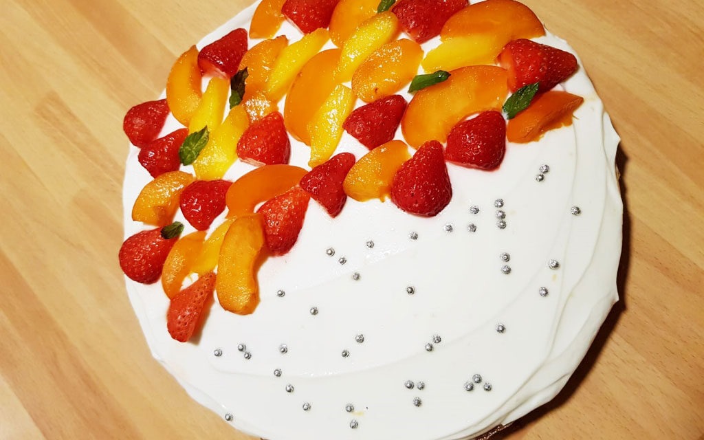 CROSTATA MORBIDA CON YOGURT E FRUTTA FRESCA DELLA MONICA