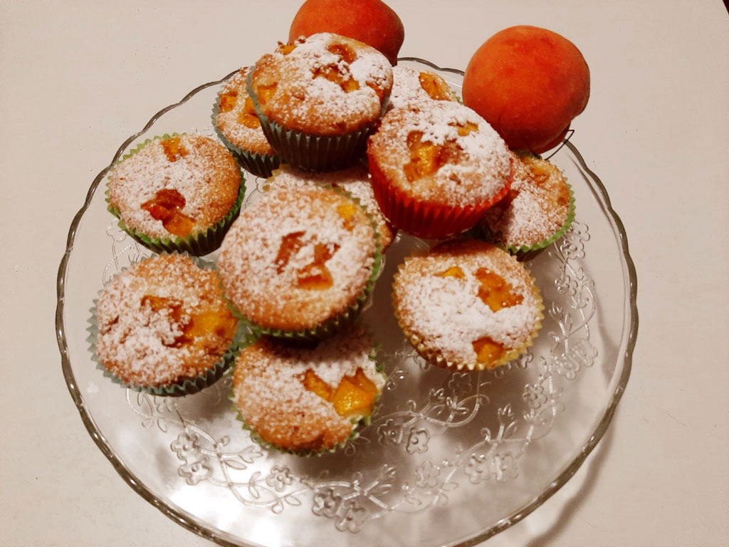 Muffin soffici con pesche fresche e amaretti della Monica
