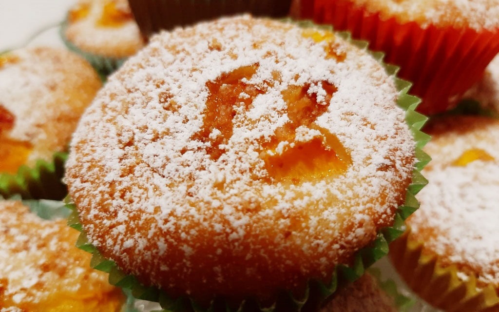 MUFFIN SOFFICI CON PESCHE FRESCHE E AMARETTI DELLA MONICA