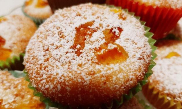 MUFFIN SOFFICI CON PESCHE FRESCHE E AMARETTI DELLA MONICA