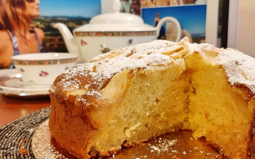 TORTA SOFFICISSIMA CON MELE E MASCARPONE DELLA MONICA