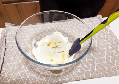 Mescolate il mascarpone con l’estratto di vaniglia