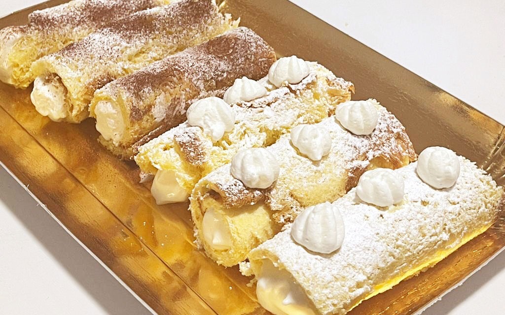 CANNOLI AL PANDORO DELLA MONICA (FARCITI CON PANNA MONTATA E CREMA AL MASCARPONE)