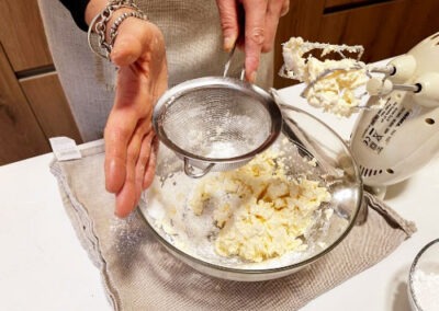 Setaccio lo zucchero a velo da aggiungere al mascarpone