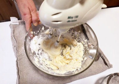 Monto con le fruste mascarpone e zucchero a velo