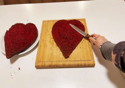 Estraete con un coltello una parte di impasto