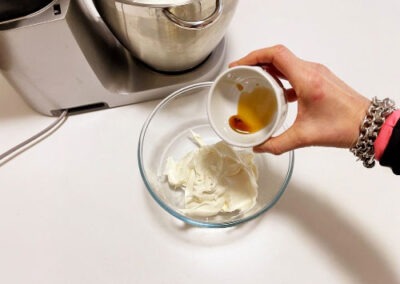 Aggiungete l’estratto di vaniglia al mascarpone