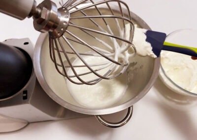 Aggiungete a più riprese il mascarpone alla panna