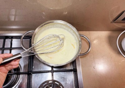 La crema è pronta si è addensata il risultato sarà  che avrà un aspetto come la polenta