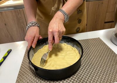 Con la forchetta bucherellate la pasta frolla