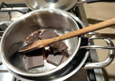 Fate a pezzetti il cioccolato e fatelo sciogliere a bagnomaria