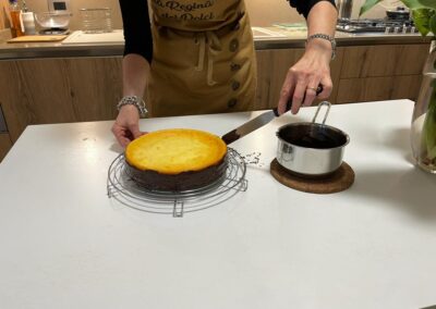 Decorate i lati della torta con il cioccolato, stendendolo bene con una spatola