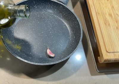 In una padella mettete lo spicchio d'aglio e versate l'olio evo