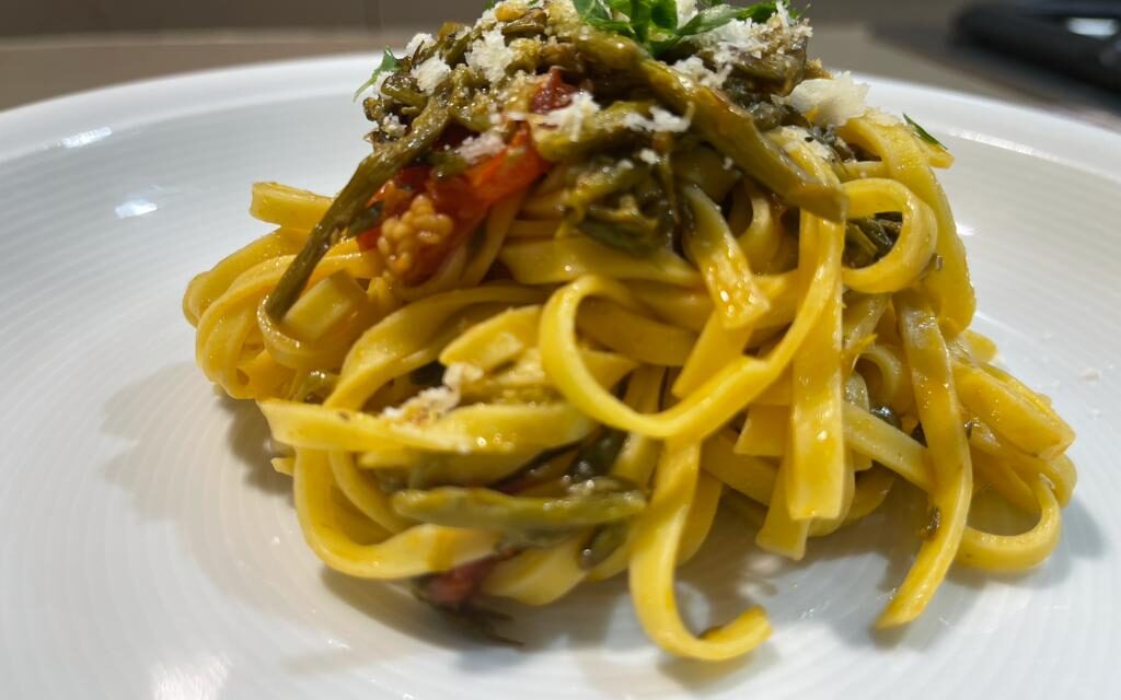 TAGLIOLINI CON ASPARAGI SELVATICI E POMODORINI DELLA MONICA