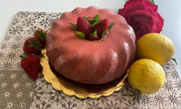 CIAMBELLA AL LIMONE CON GLASSA DI FRAGOLE DELLA MONICA