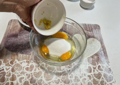 Aggiungete la scorza del limone