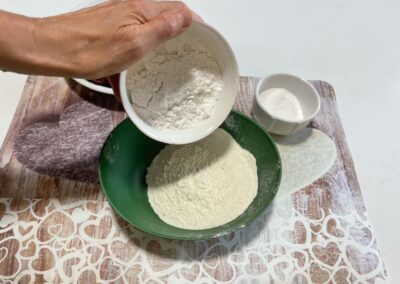 Aggiungete alla farina setacciata la fecola di patate
